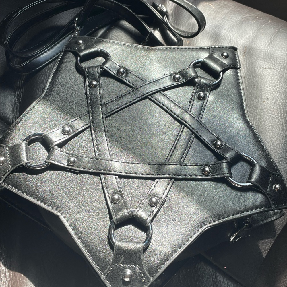 🆕 Edgy - Gothic - Star Studded - Pentagram - Crossbody Bag - Adjustable Straps - Picture 3 of 6